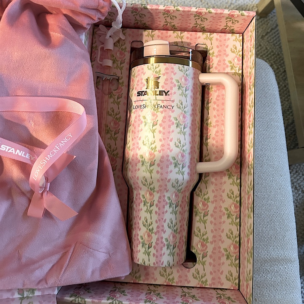LoveShackFancy x STANLEY collaboration. 40oz quencher Blooming Heirloom color!!